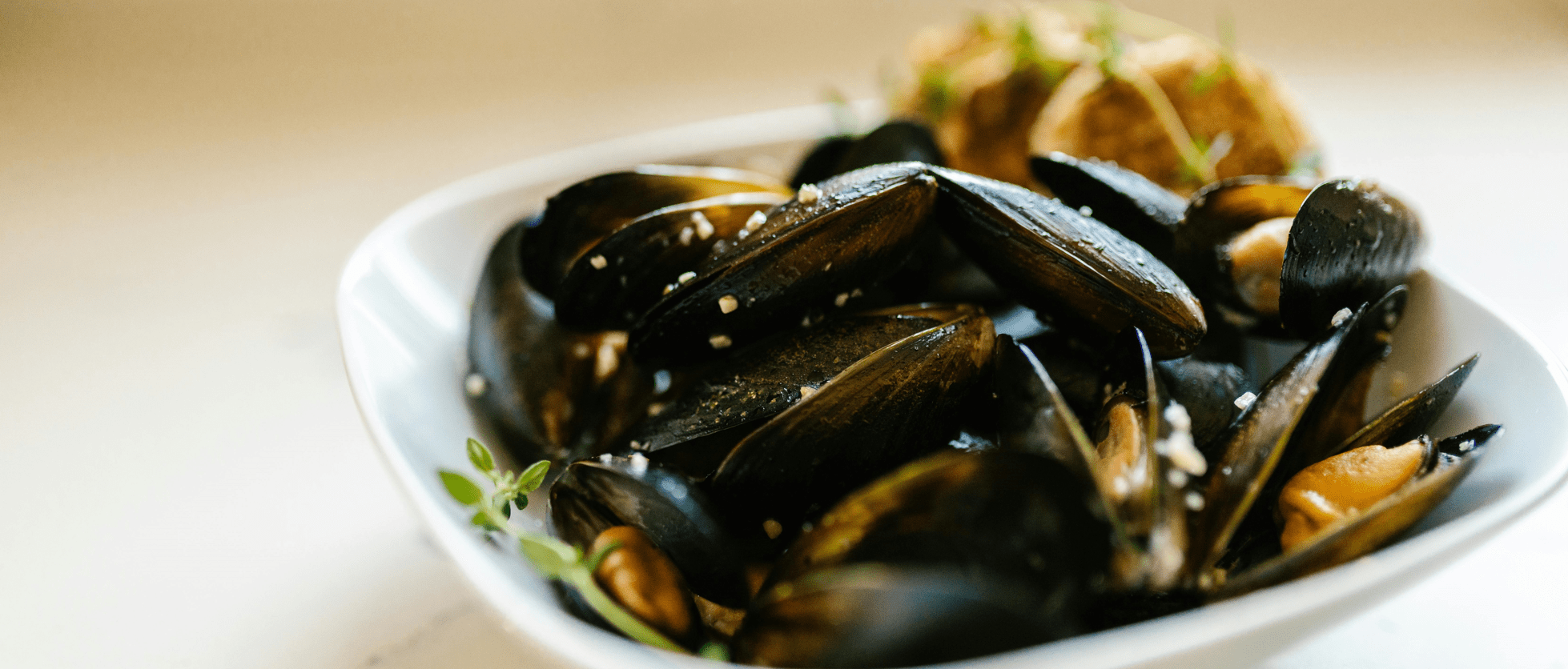 Mussels with herbs and beer on a HOT WOK – HOT WOK
